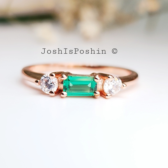 Three stone emerald ring in rose gold over sterling silver - Picture 3 of 11